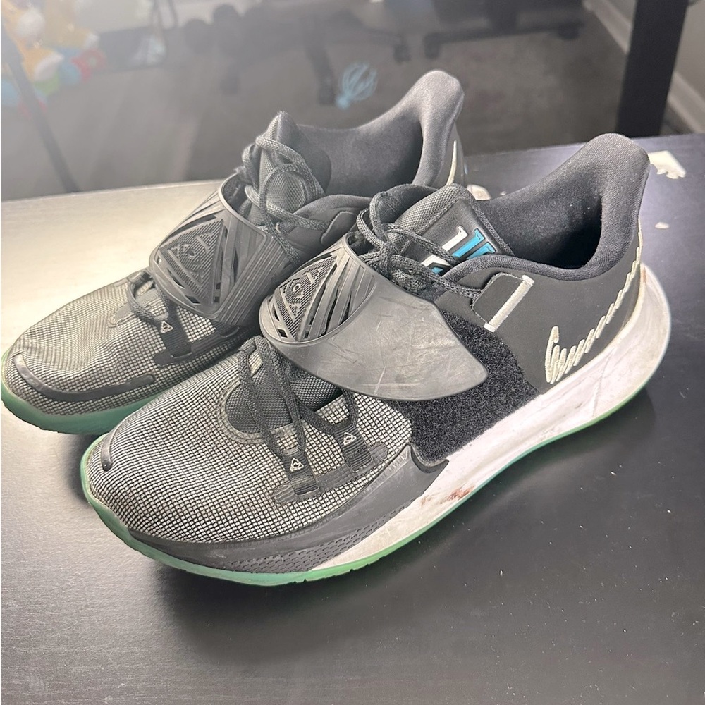 Basketball shoes